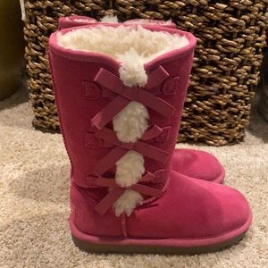 Like new kids kookaburra Ugg size 1 pink with bows on side